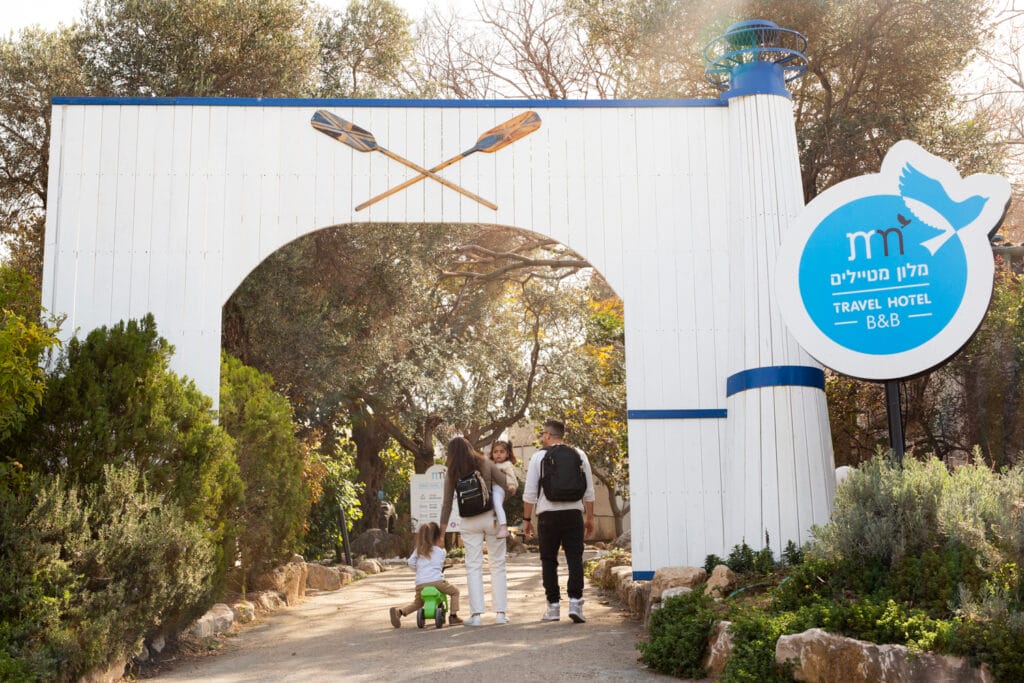 מלון מטיילים גשר הזיו כניסה
